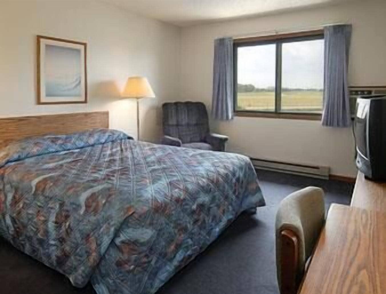Hotel Baymont By Wyndham Oshkosh Airport Habitación foto