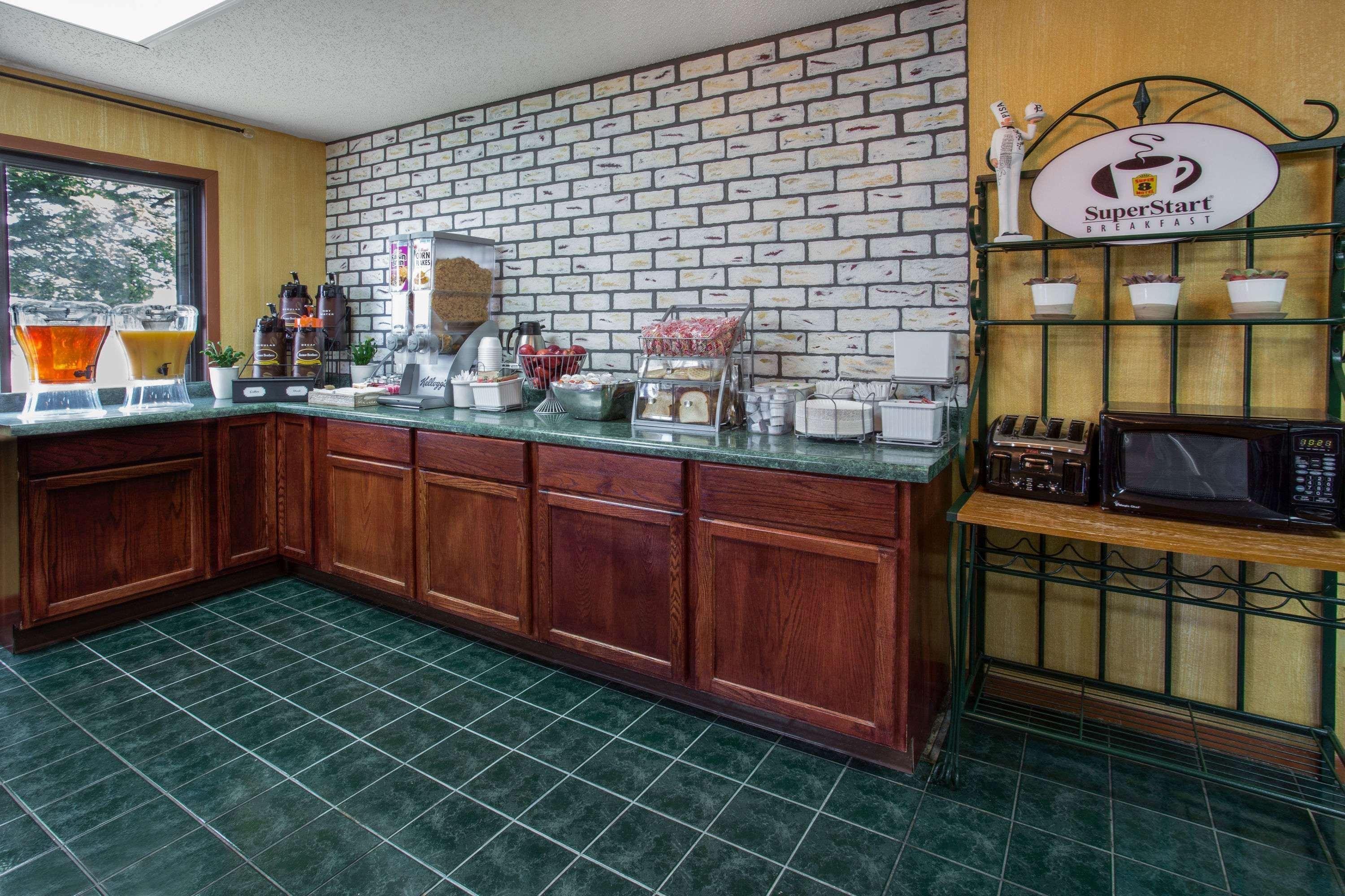 Hotel Baymont By Wyndham Oshkosh Airport Exterior foto