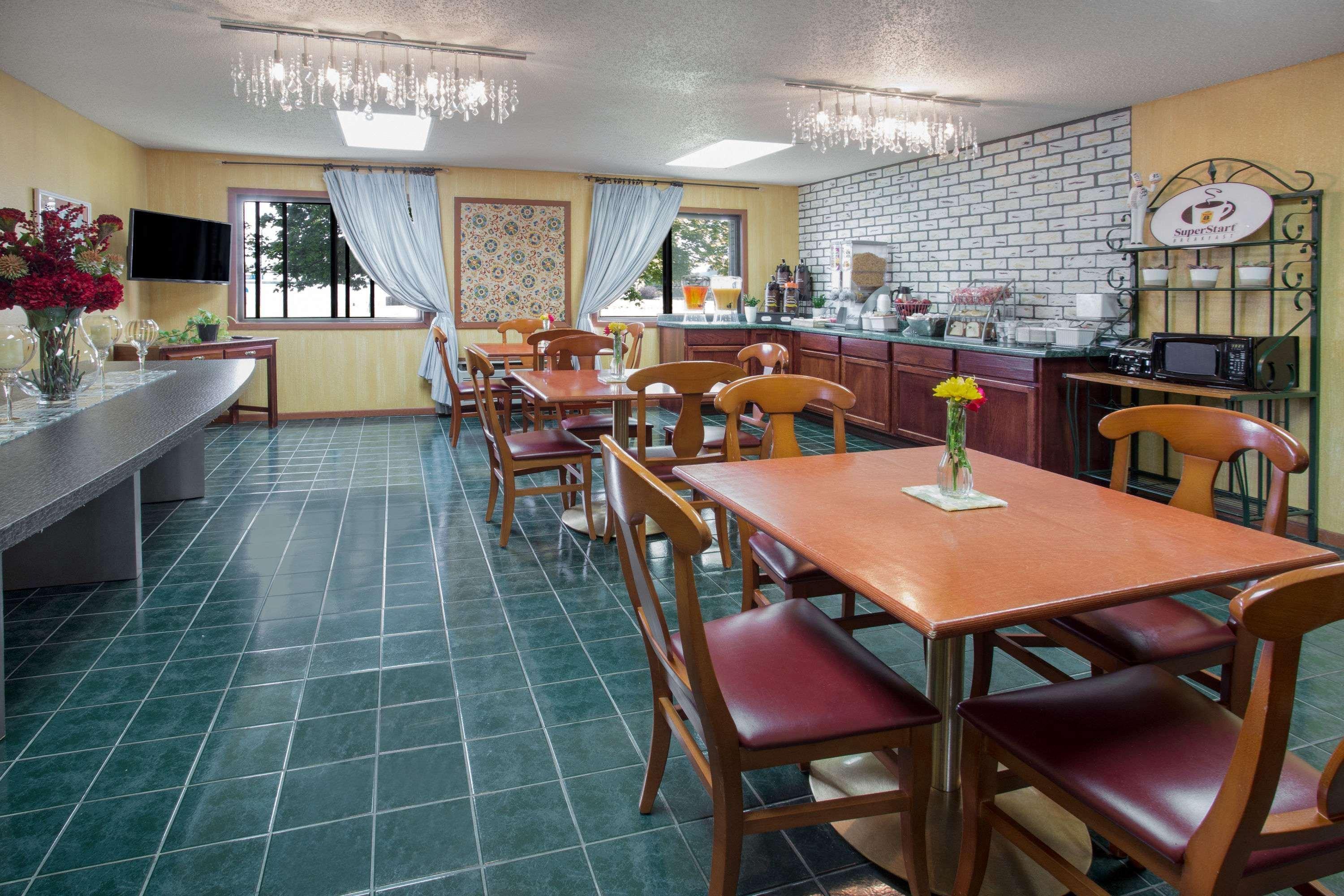 Hotel Baymont By Wyndham Oshkosh Airport Exterior foto