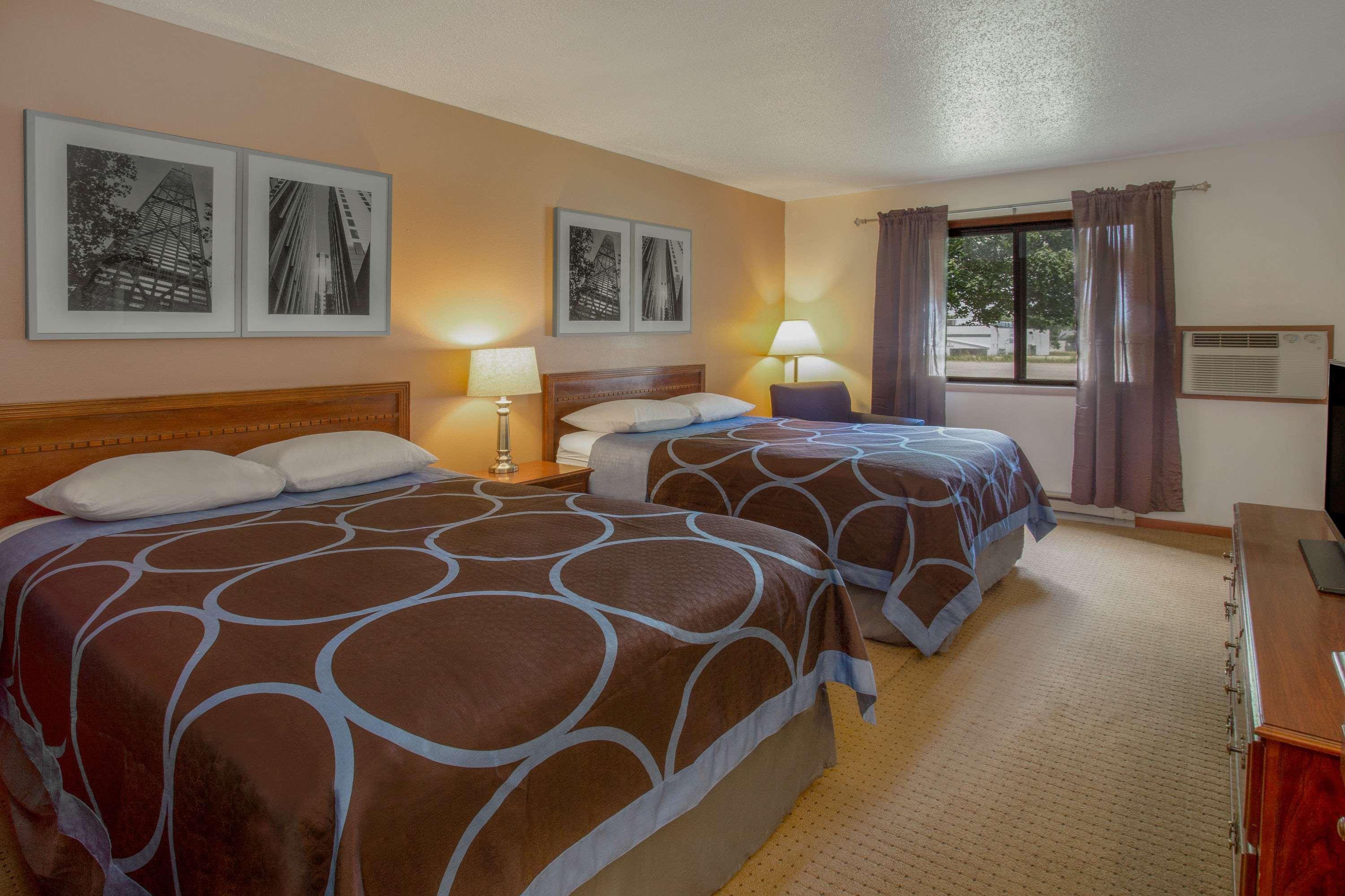 Hotel Baymont By Wyndham Oshkosh Airport Exterior foto