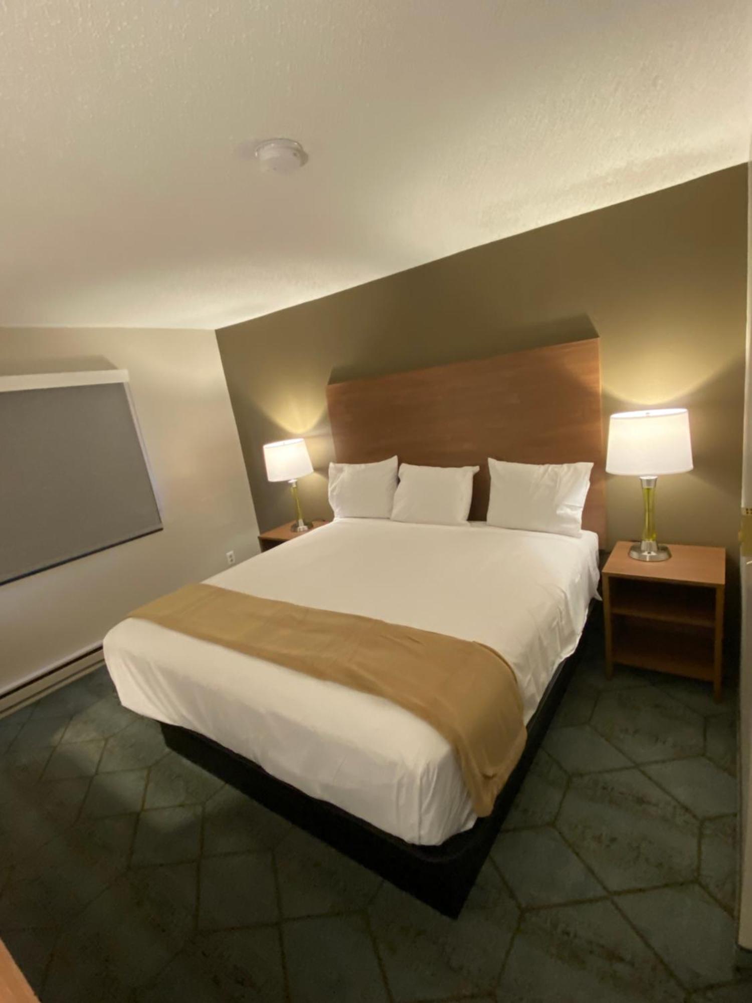 Hotel Baymont By Wyndham Oshkosh Airport Exterior foto