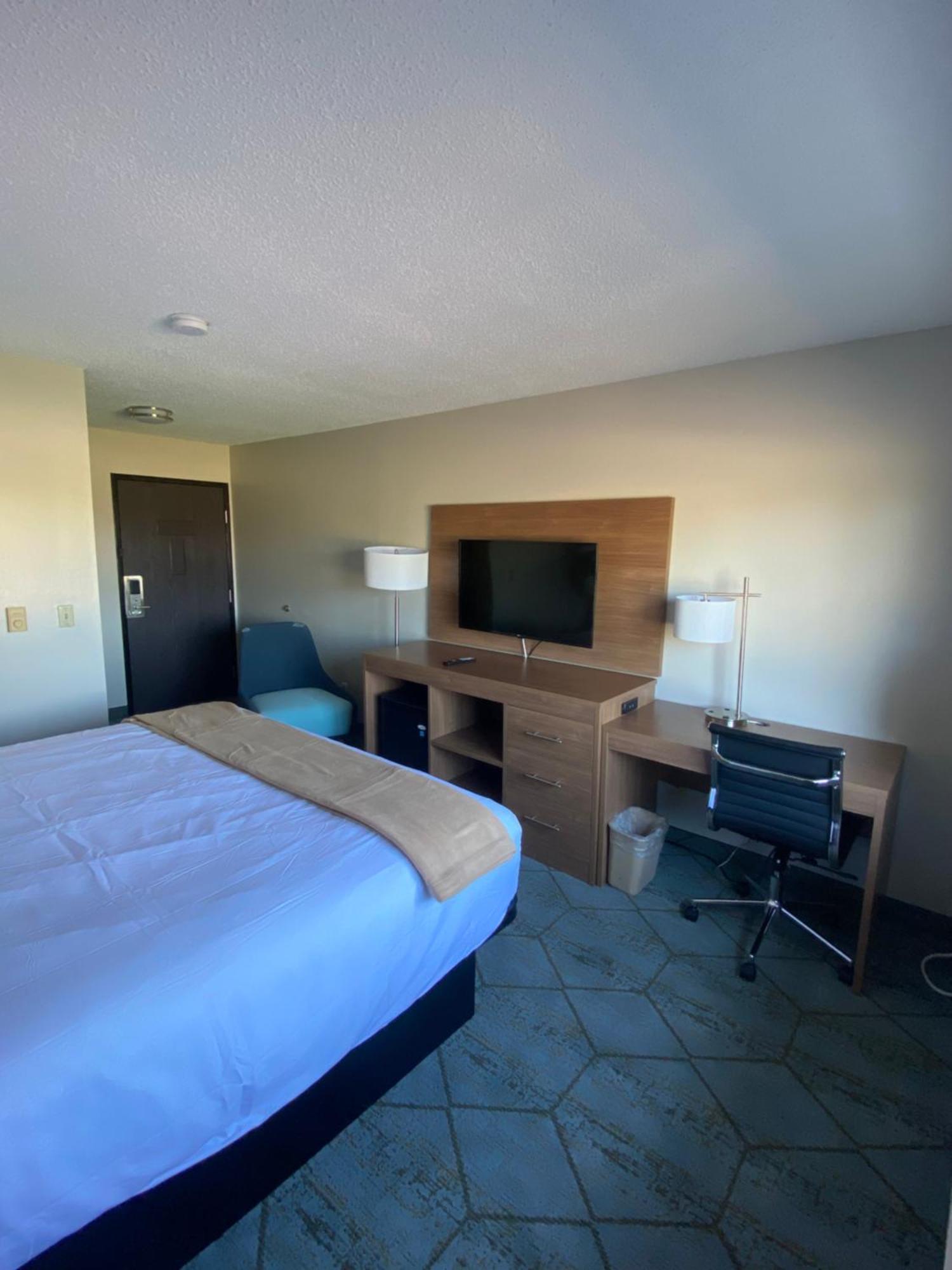 Hotel Baymont By Wyndham Oshkosh Airport Exterior foto