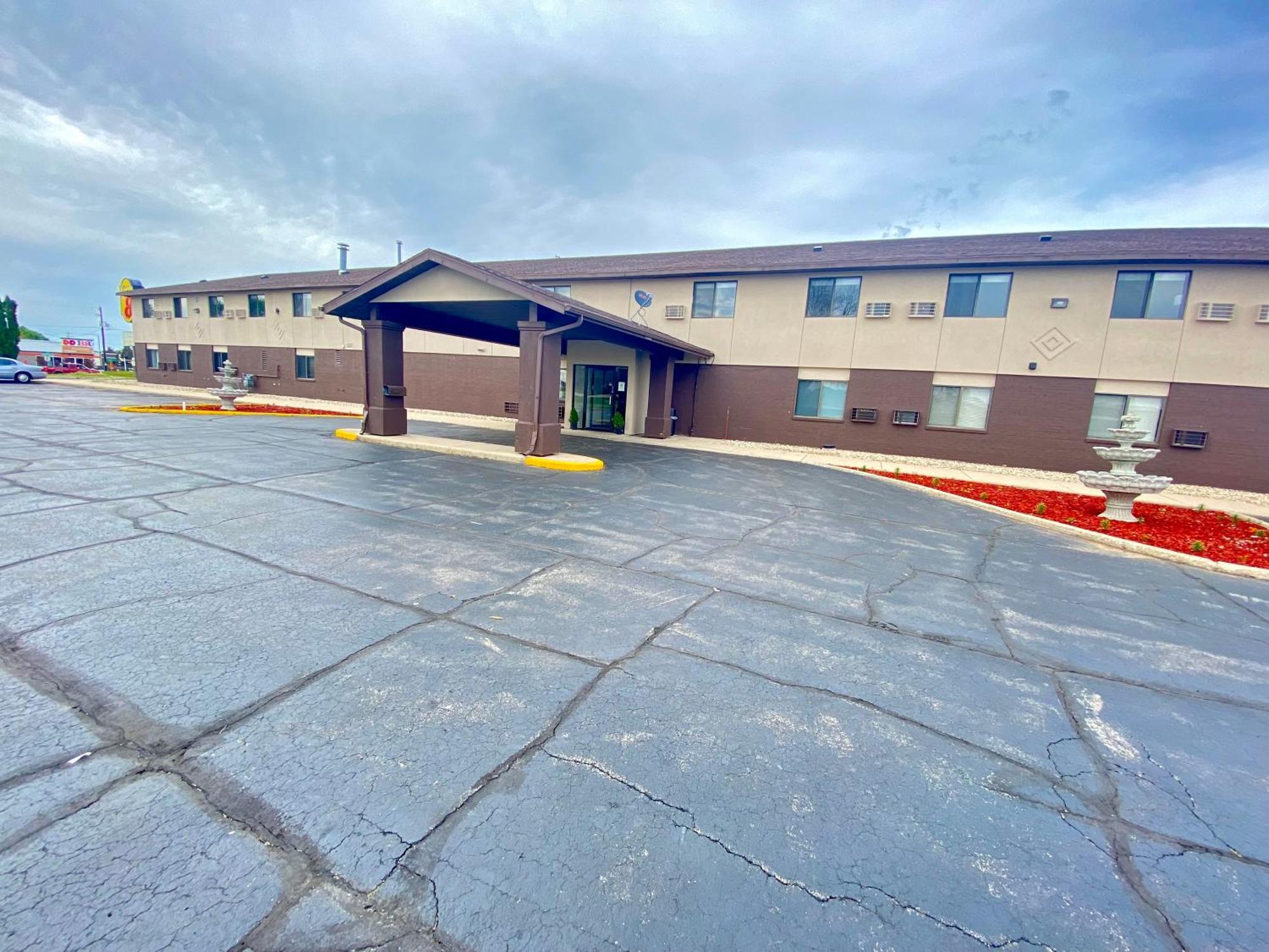 Hotel Baymont By Wyndham Oshkosh Airport Exterior foto