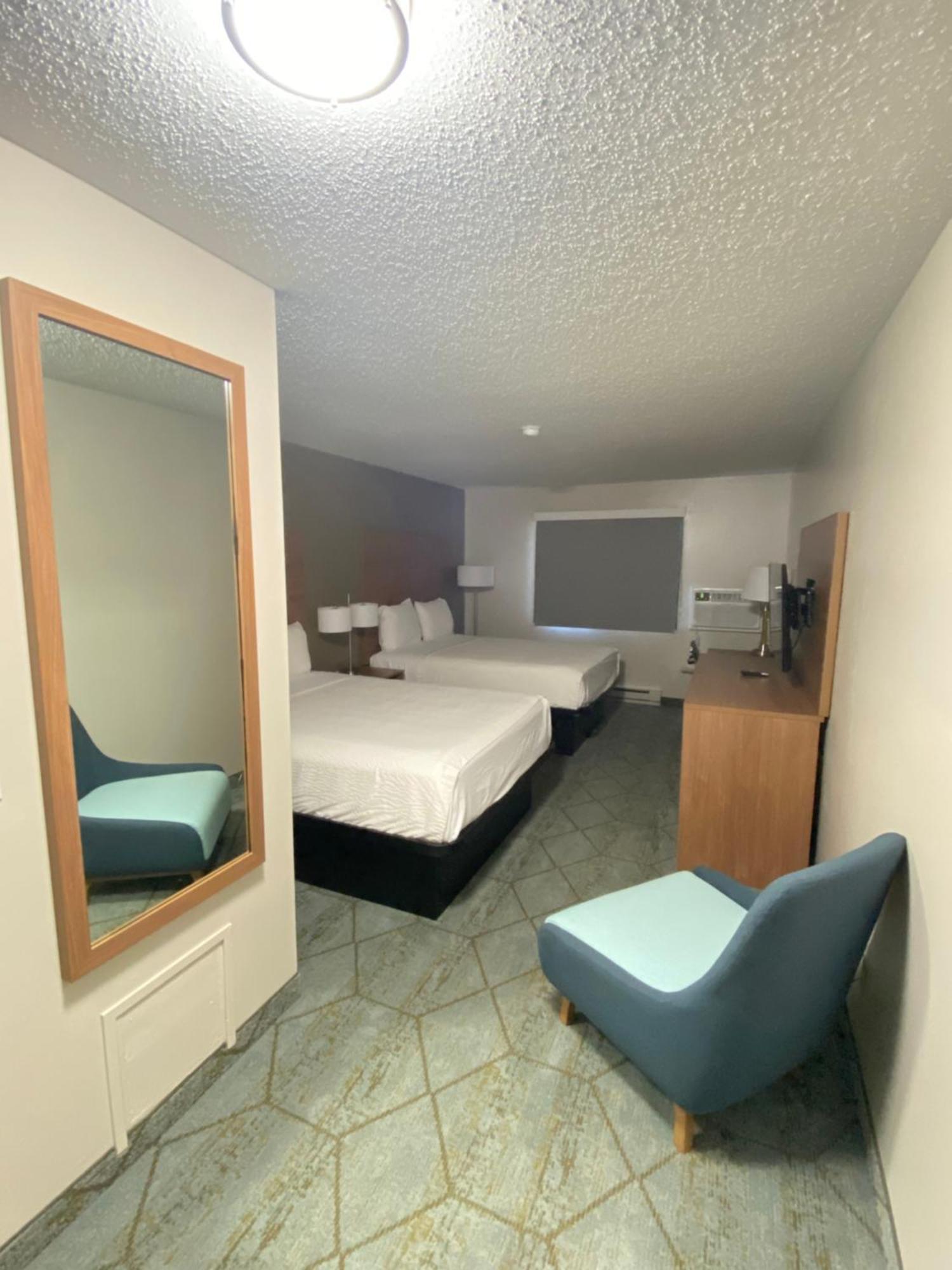 Hotel Baymont By Wyndham Oshkosh Airport Exterior foto