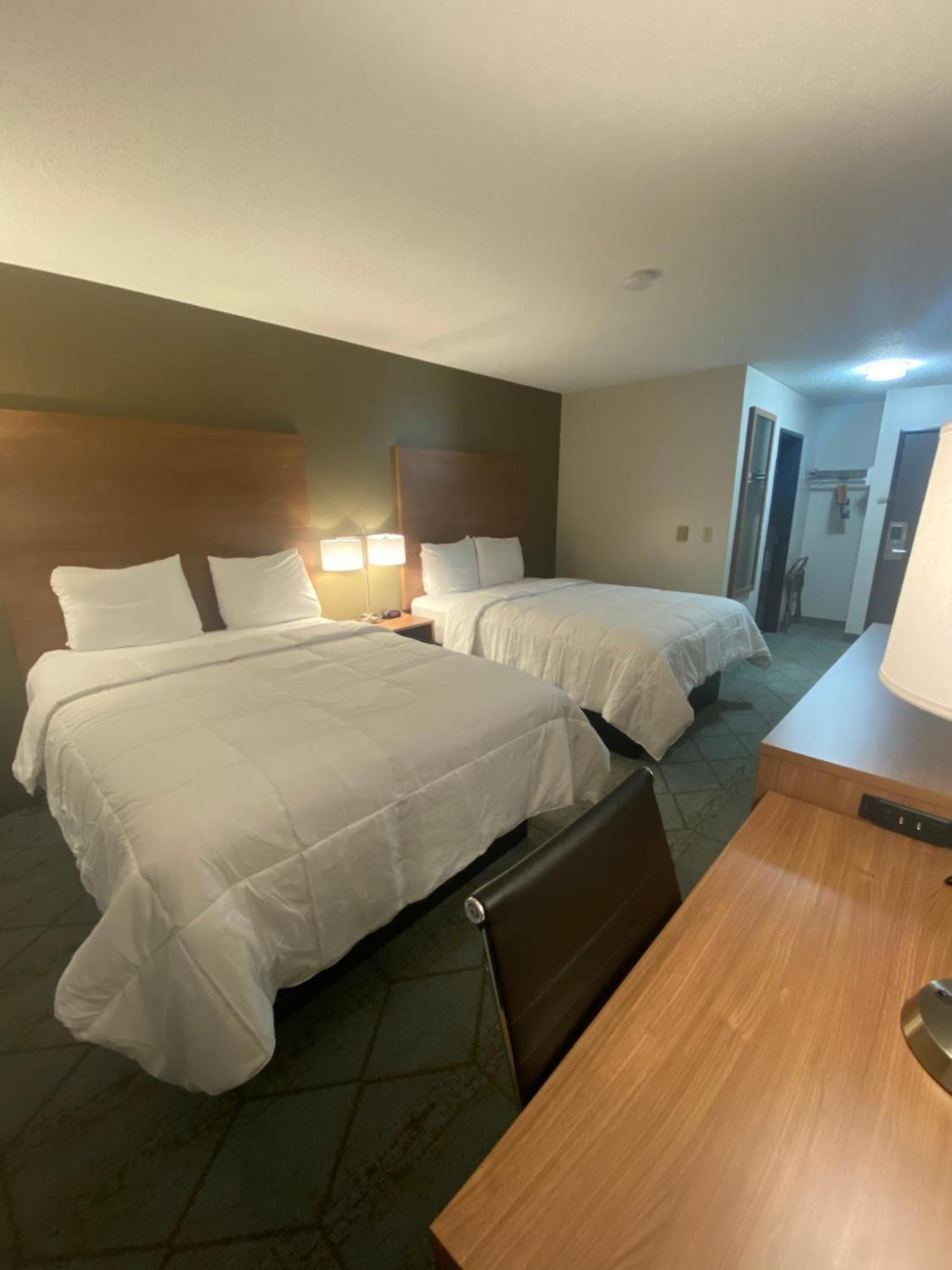 Hotel Baymont By Wyndham Oshkosh Airport Exterior foto
