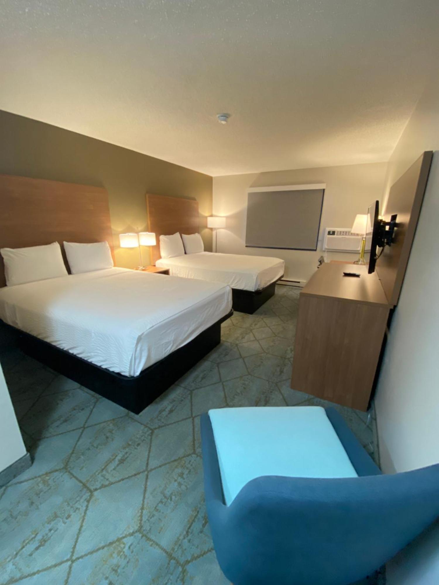 Hotel Baymont By Wyndham Oshkosh Airport Exterior foto