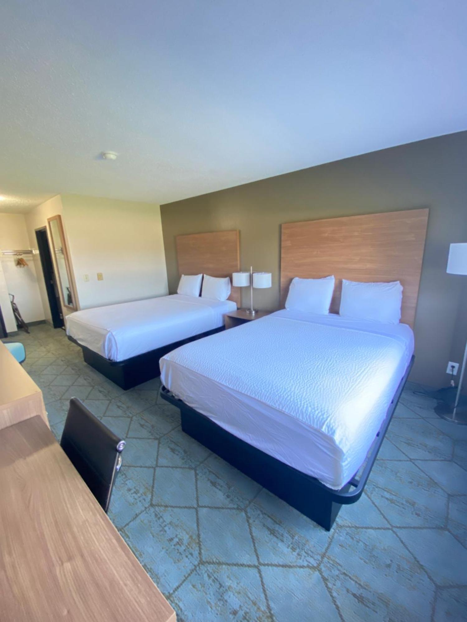 Hotel Baymont By Wyndham Oshkosh Airport Exterior foto