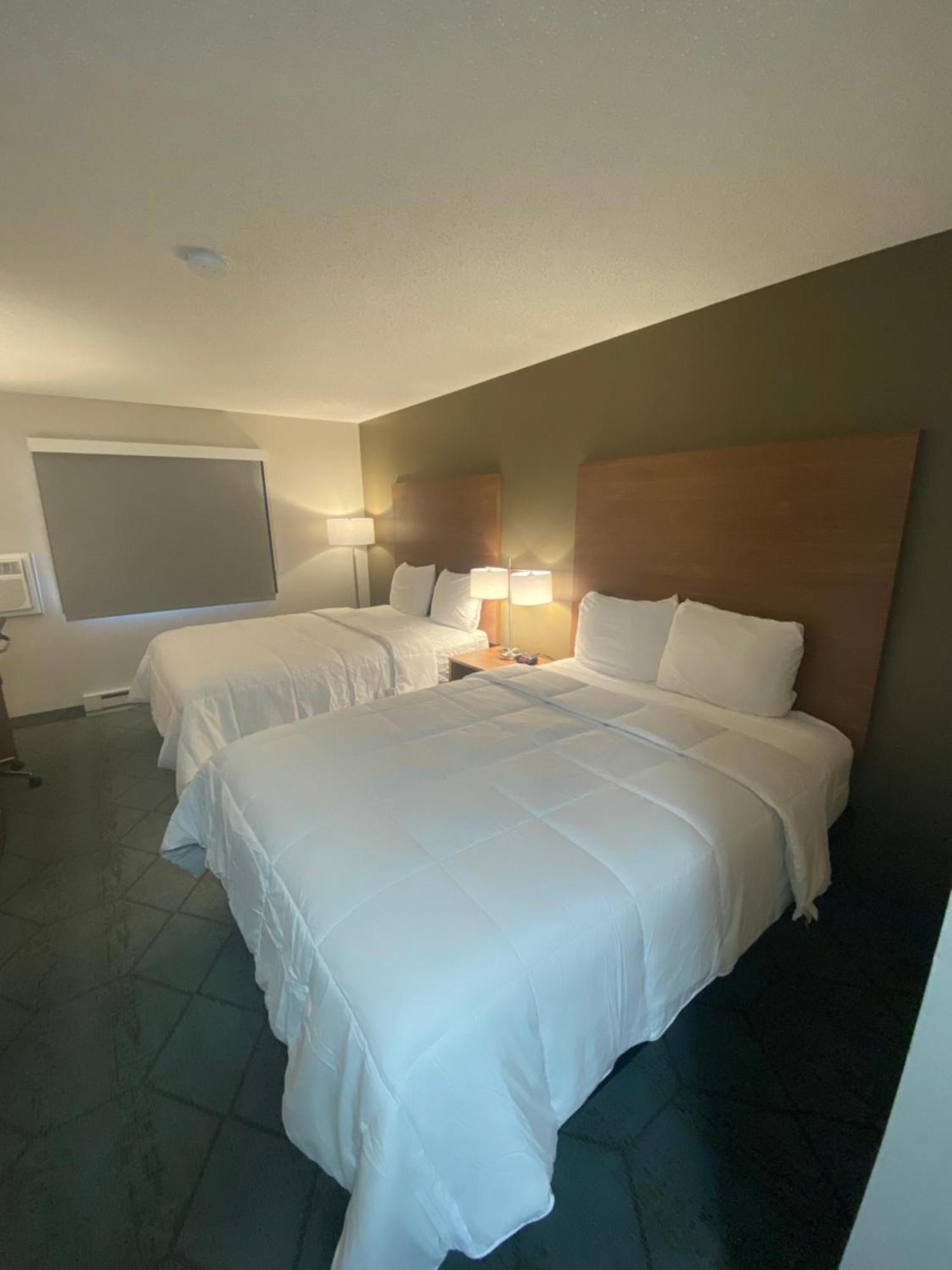 Hotel Baymont By Wyndham Oshkosh Airport Exterior foto