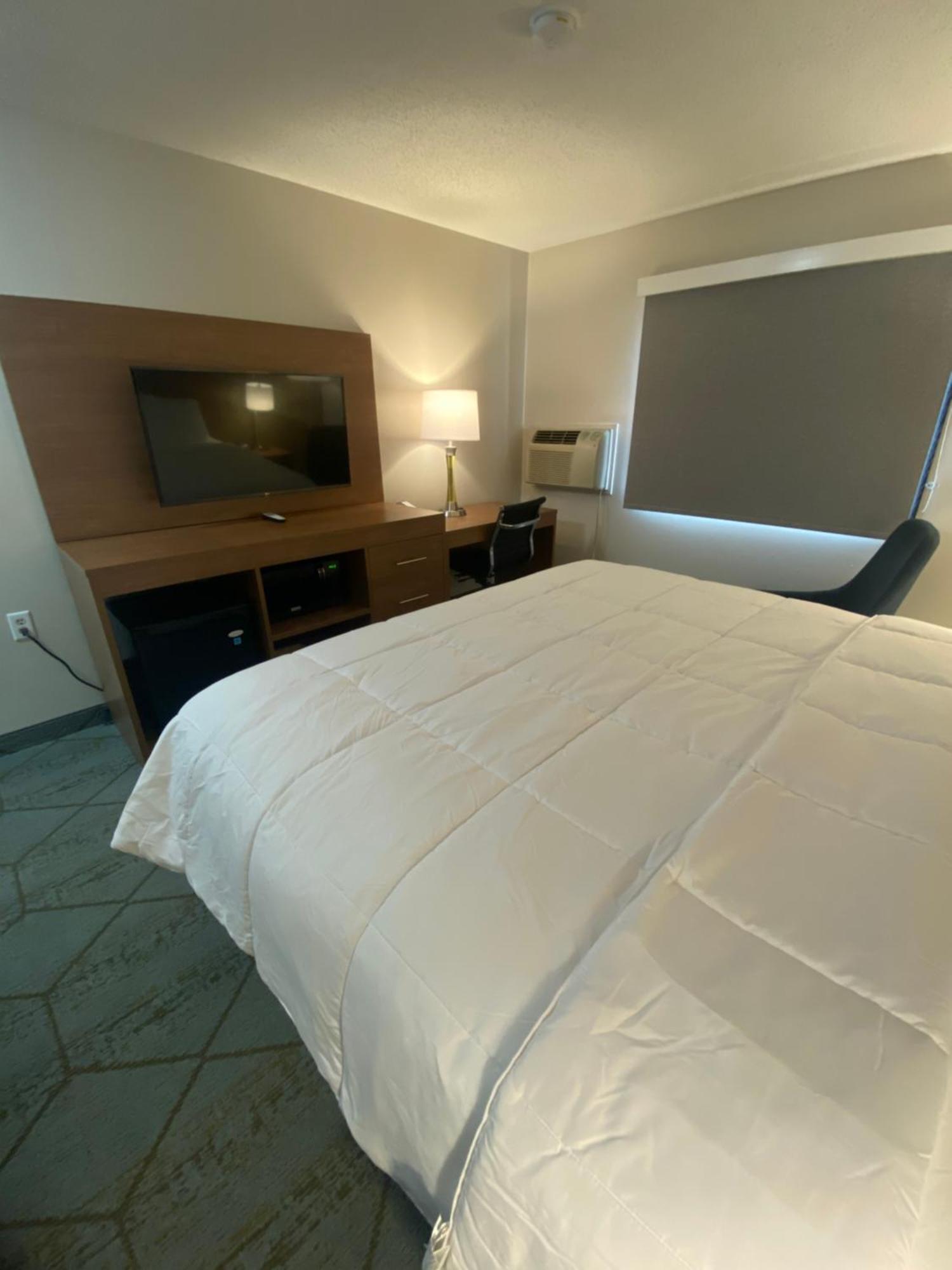 Hotel Baymont By Wyndham Oshkosh Airport Exterior foto