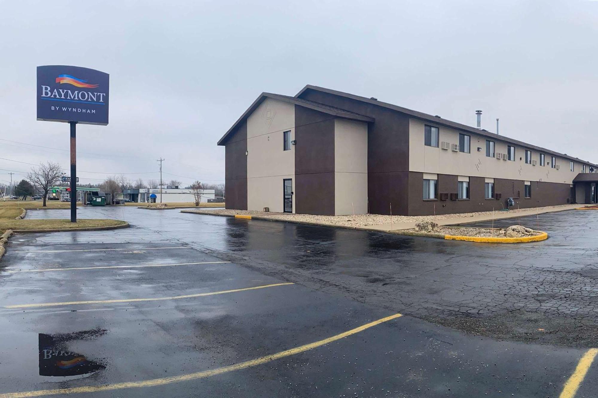 Hotel Baymont By Wyndham Oshkosh Airport Exterior foto