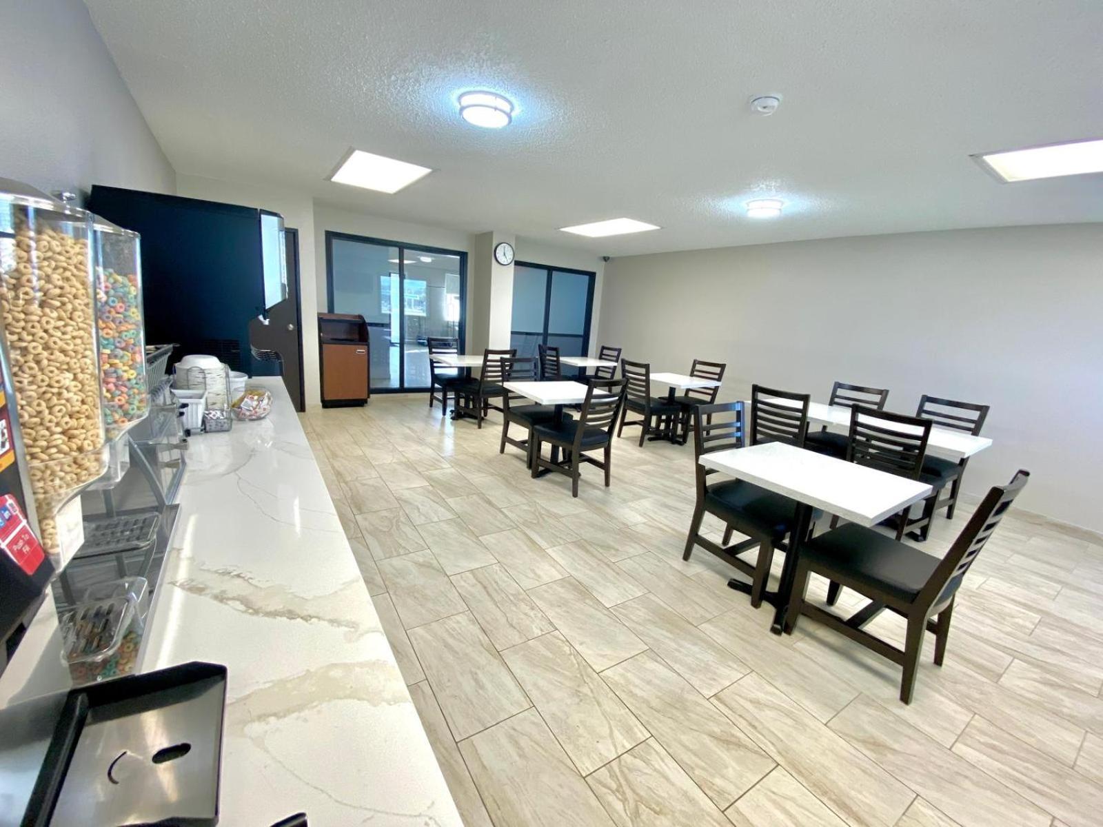 Hotel Baymont By Wyndham Oshkosh Airport Exterior foto